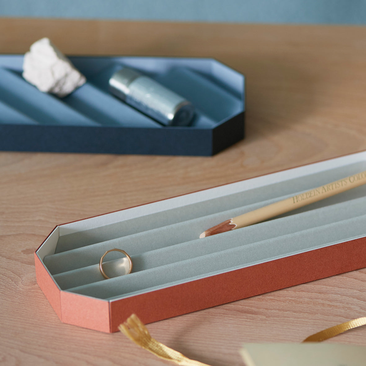 Pleats Tray Straight